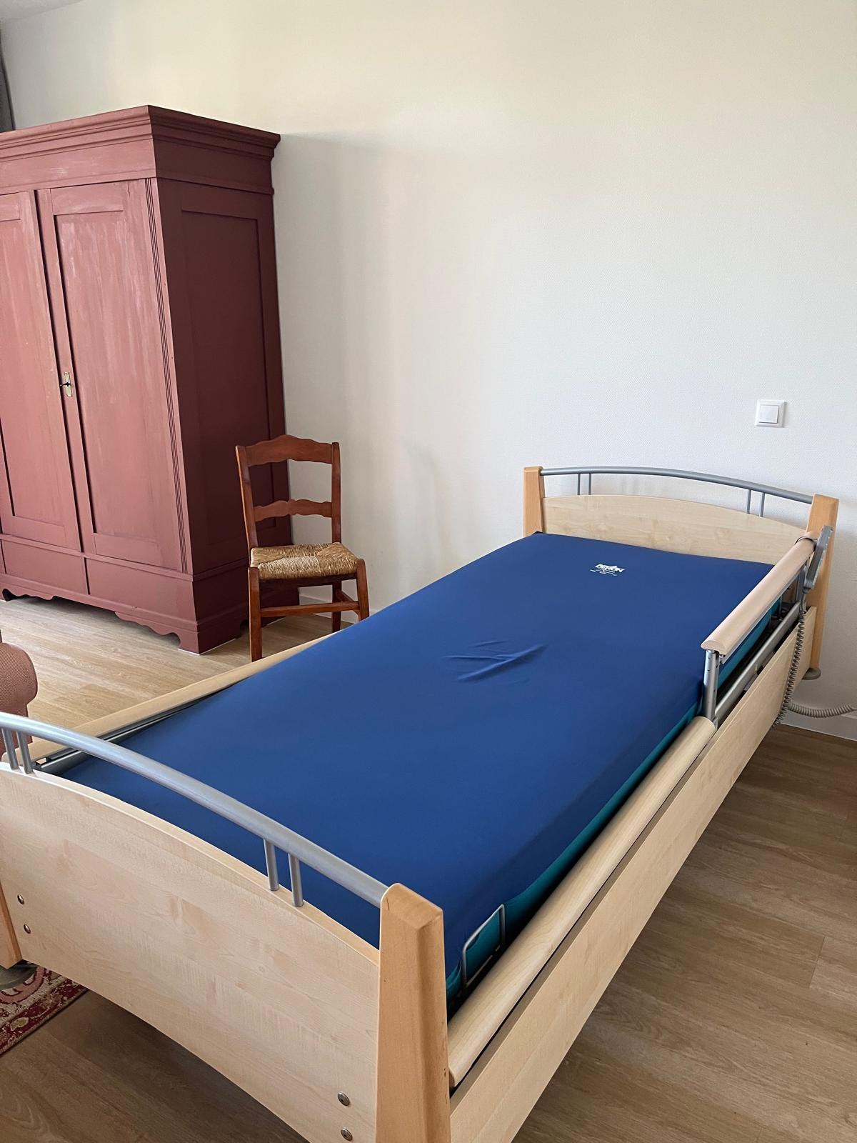Hoog Laag bed groot 90x210 electrisch lig en zit stand, Ophalen, Zo goed als nieuw