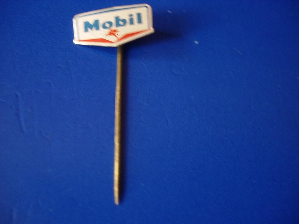 Speldje van MOBIL olie, Verzamelen, Verzenden, Zo goed als nieuw, Merk, Speldje of Pin