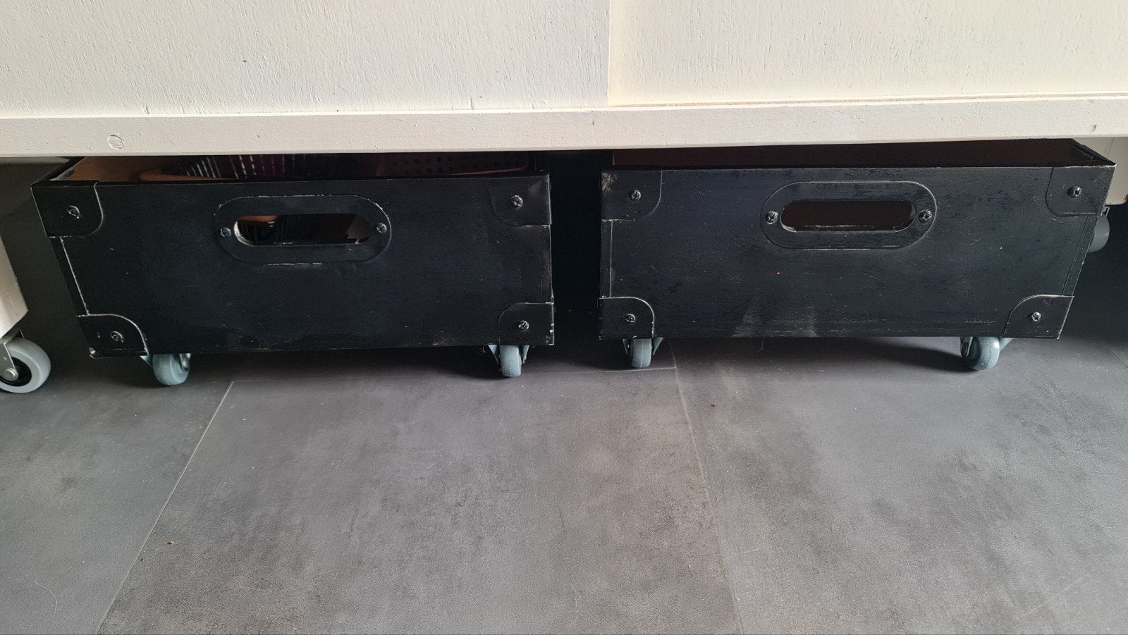 Zwarte opbergbakken op wieltjes (2 stuks), Ophalen, Gebruikt, 50 tot 100 cm, Minder dan 50 cm