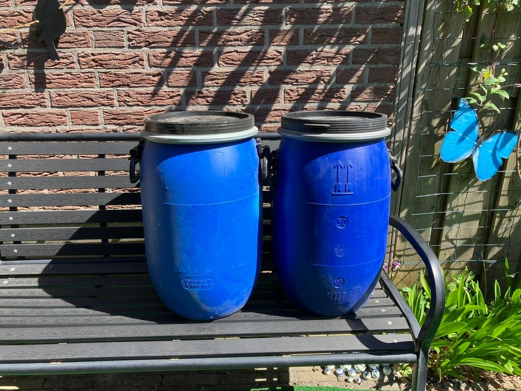 2 Blauwe kunststof klemdeksel vaten, 30 liter / voerton, Ophalen, Knaagdier of Konijn
