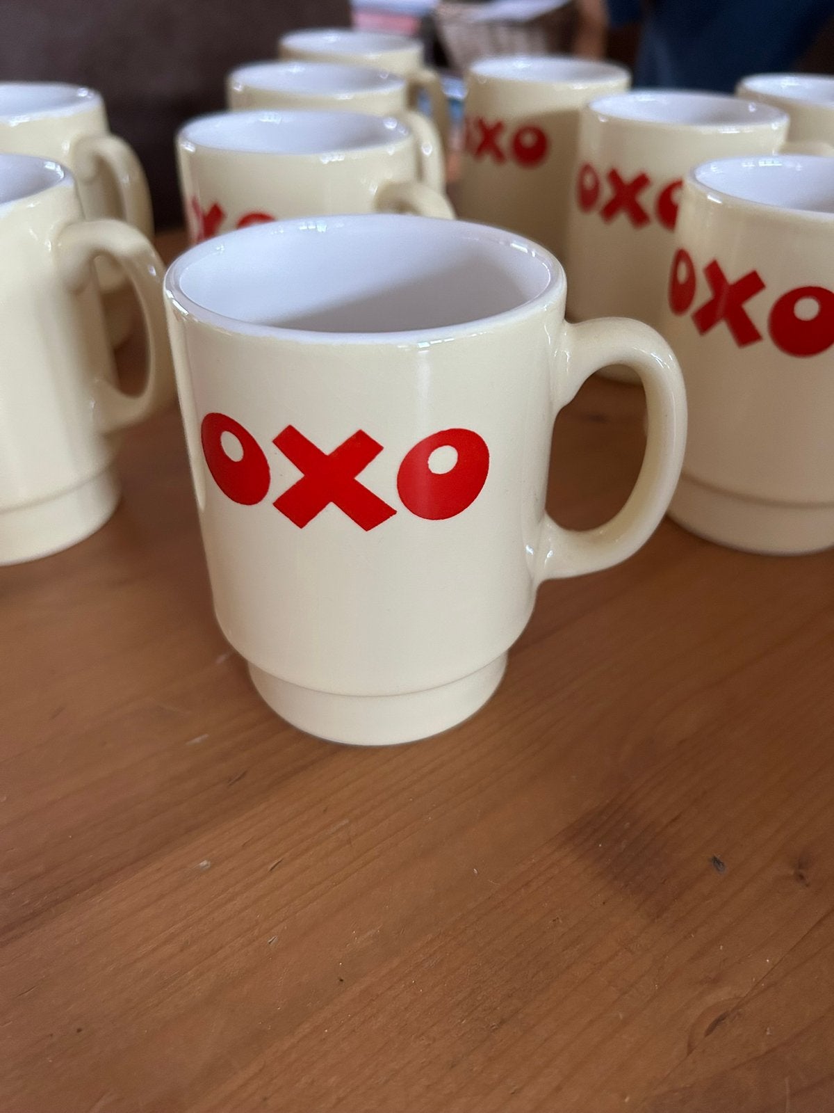 Mokken/Bekers licht geel met rode letters jaren 70, Overige merken, Keramiek, Vintage, Zo goed als nieuw