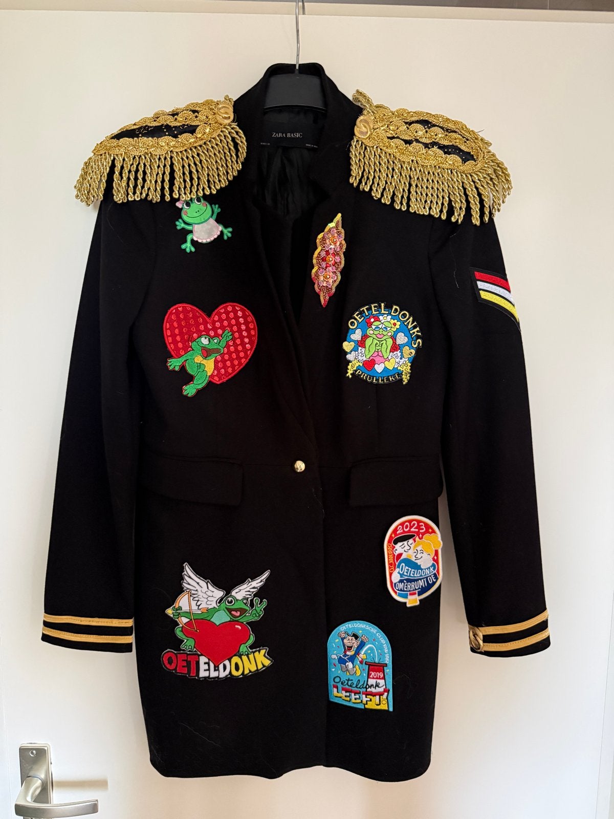 Oeteldonk jasje met gouden epauletten en patches, Maat 38/40 (M), Carnaval, Ophalen of Verzenden, Zo goed als nieuw