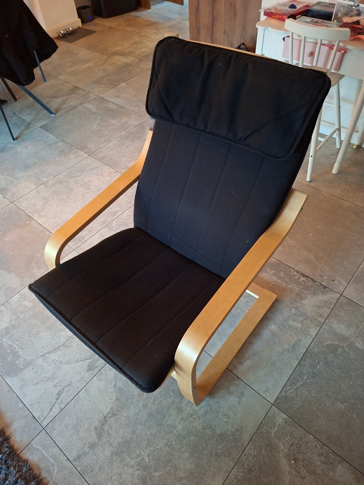 Comfortabele zwarte fauteuil met houten frame, Huis en Inrichting, Ophalen, Gebruikt, Zwart, Eén