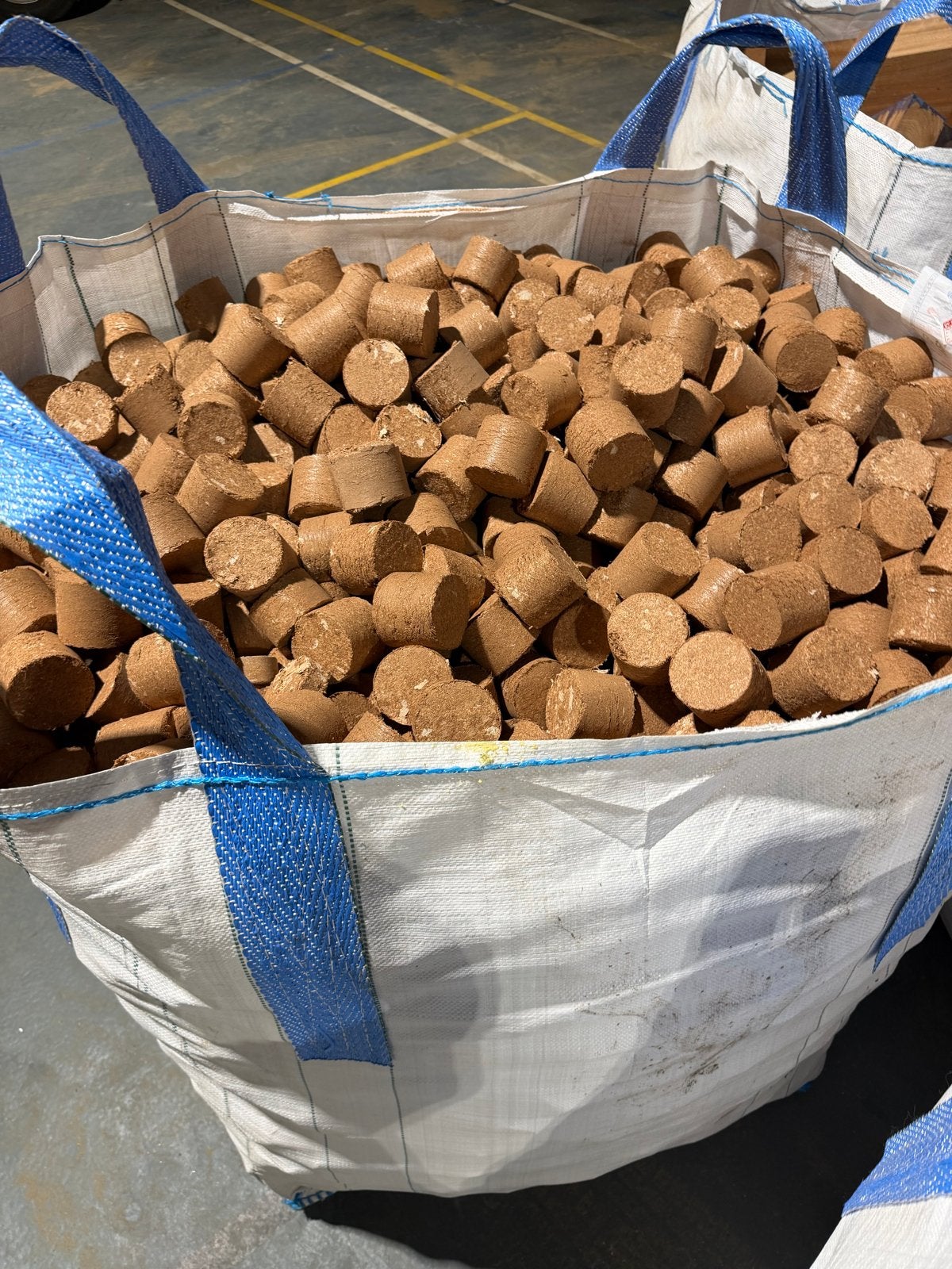 Houtbriketten voor kachel of open haard, 6 m³ of meer, Ophalen, Overige houtsoorten, Blokken