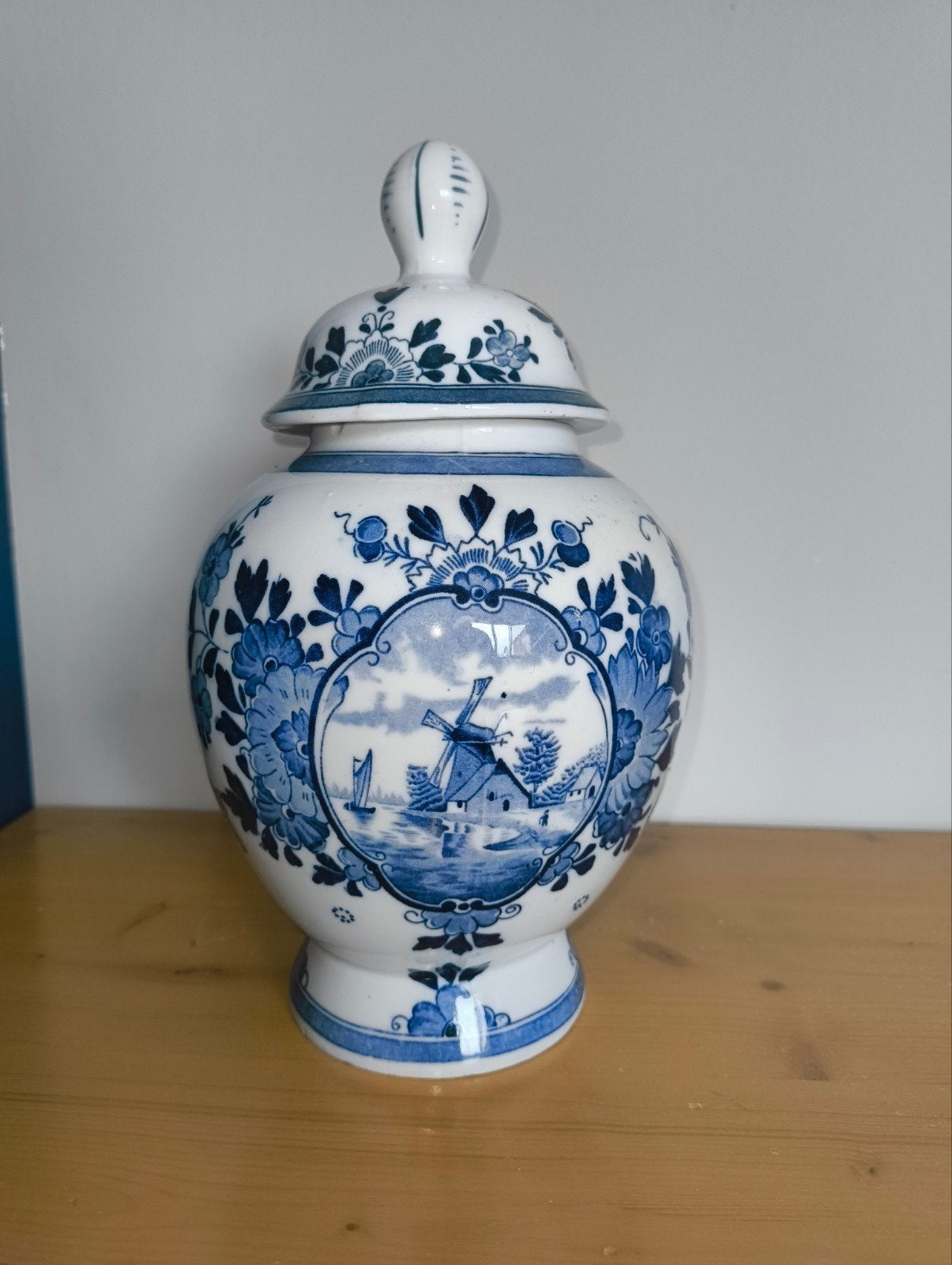 Delfts Blauw gemberpot met deksel, molen en zeilschip, Ophalen