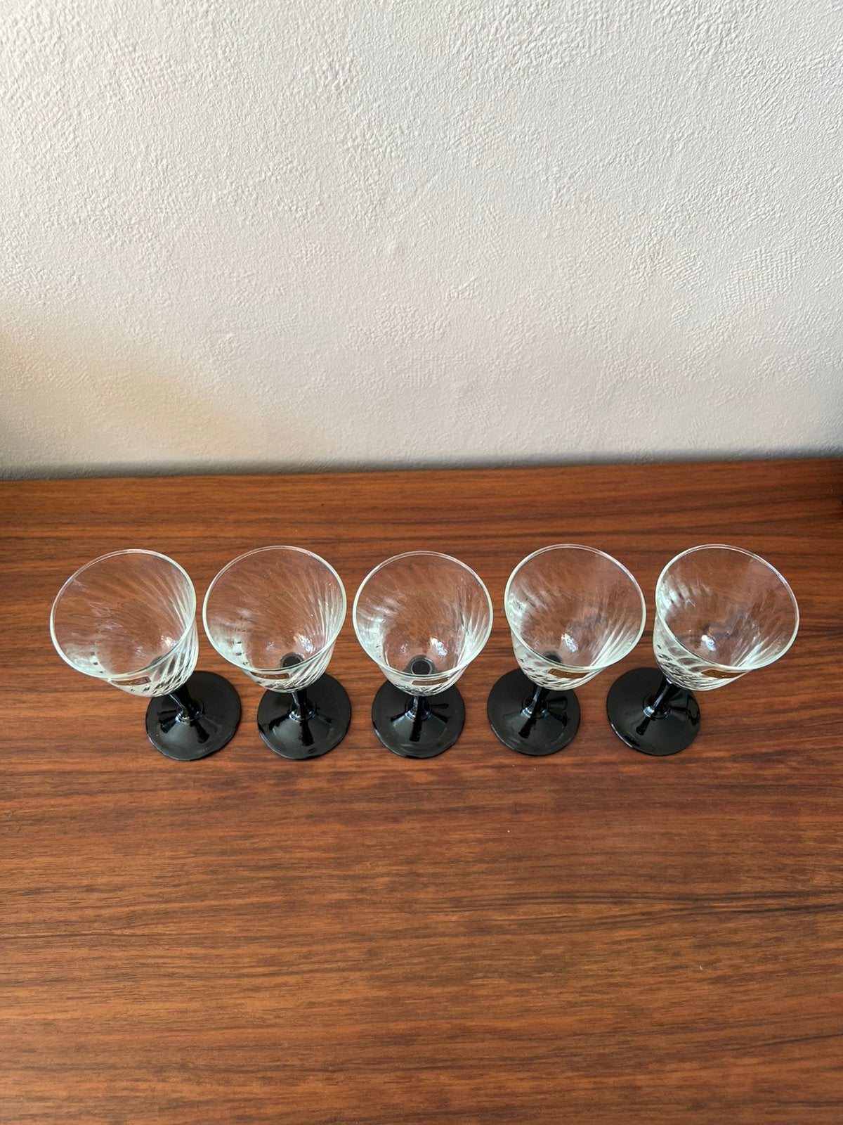 Set van 5 vintage Luminarc France wijnglazen zwarte voet, Ophalen of Verzenden, Nieuw, Overige typen