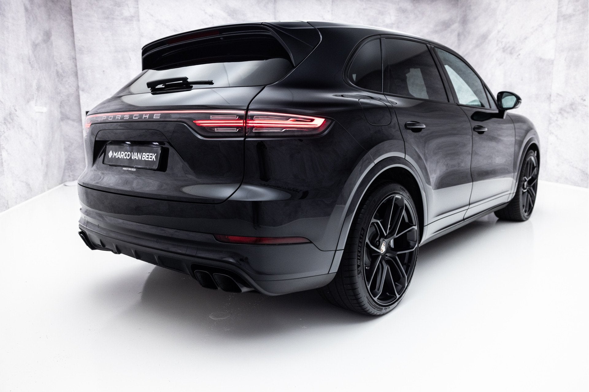 Porsche Cayenne 4.0 Turbo | Pano | 4W Sturing | 22" GT | Bur, Auto's, Porsche, Automaat, Gebruikt, 138 €/maand, Zwart