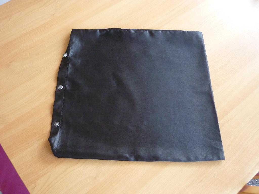 Vierkante satijnen zwarte kussensloop 40x40 cm, Ophalen of Verzenden, Zo goed als nieuw, Zwart, Vierkant