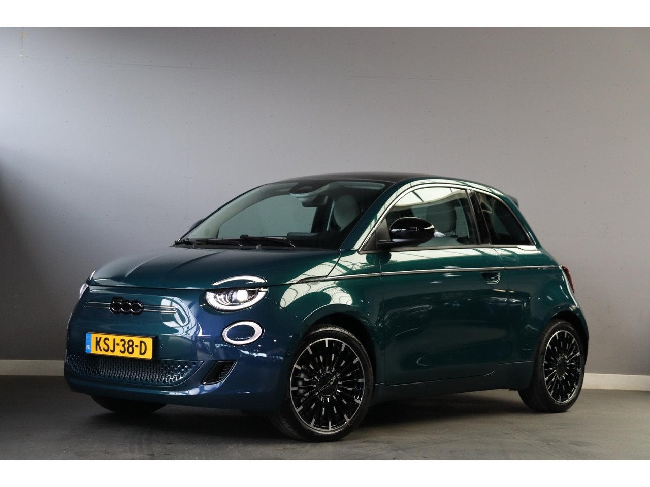 Fiat 500E La Prima 42 kWh / Panoramadak / Navi / Carplay / C, Auto's, Automaat, Gebruikt, 118 pk, 4 stoelen