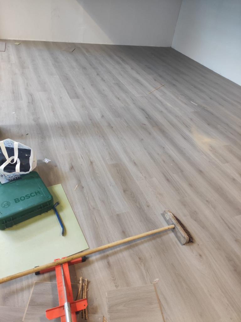 Laminaat leggen/verf/behang, 50 tot 150 cm, Ophalen of Verzenden, Zo goed als nieuw, 10 m² of meer