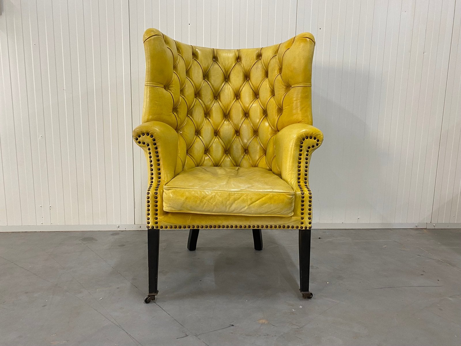 Prachtige stoere Chesterfield fauteuil handwash geel, Ophalen, Zo goed als nieuw, 75 tot 100 cm