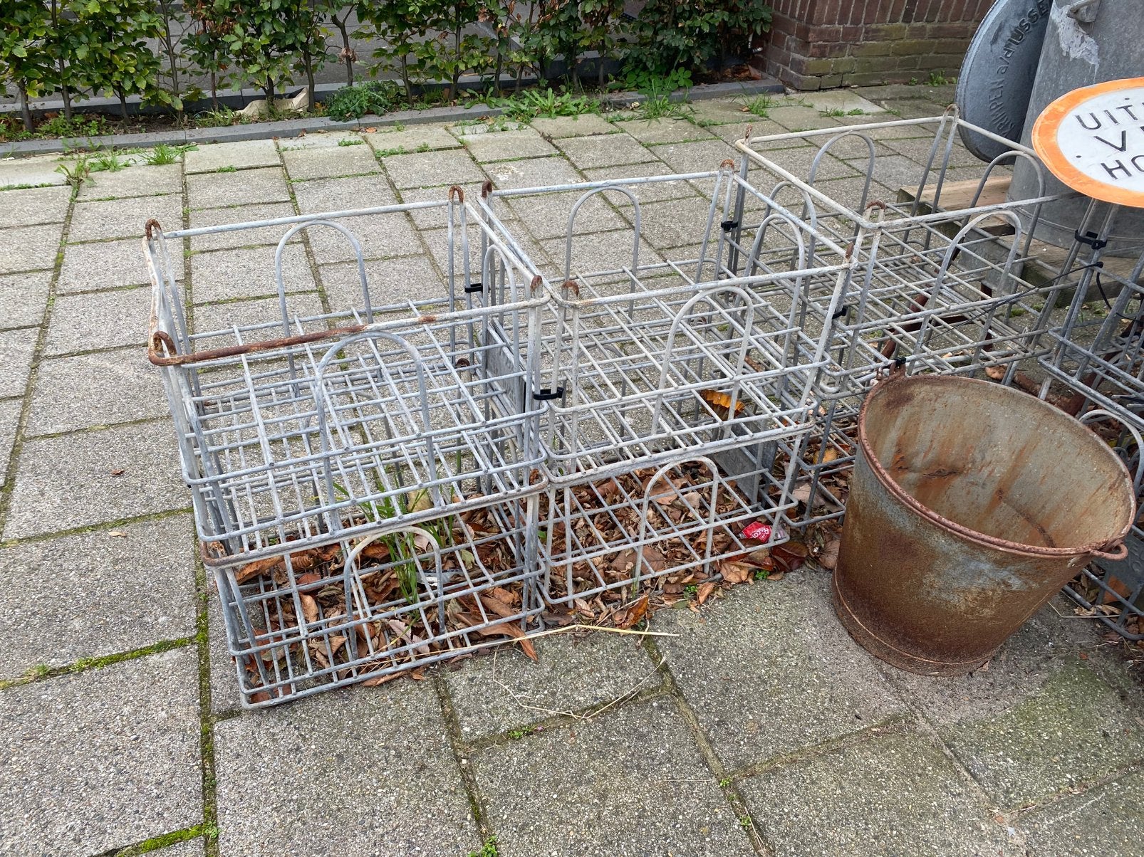 8 oude metalen flessenkratten melkkratten, Ophalen