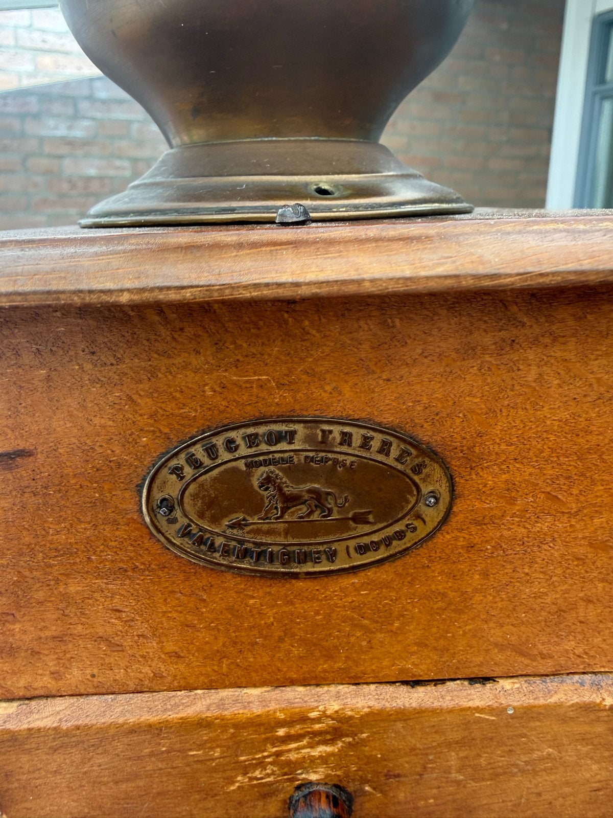 Antieke Peugeot Frères Koffiemolen, Ophalen