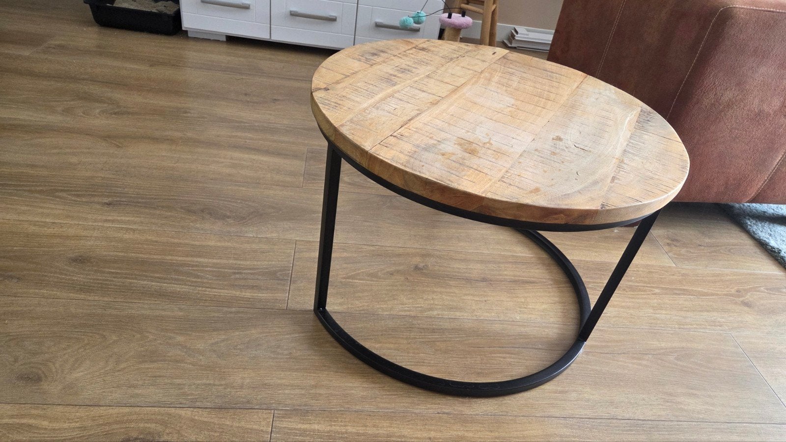 Bijzettafel met mango houten blad en metalen onderstel, Huis en Inrichting, Tafels | Bijzettafels, Gebruikt, Mangohout, Rond, 55 tot 75 cm