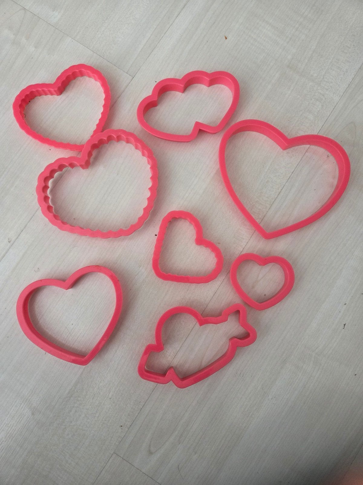 Wilton uitstekers set Valentijn / hartjes, Ophalen of Verzenden, Zo goed als nieuw, Taarten of Cupcakes, Bakvorm