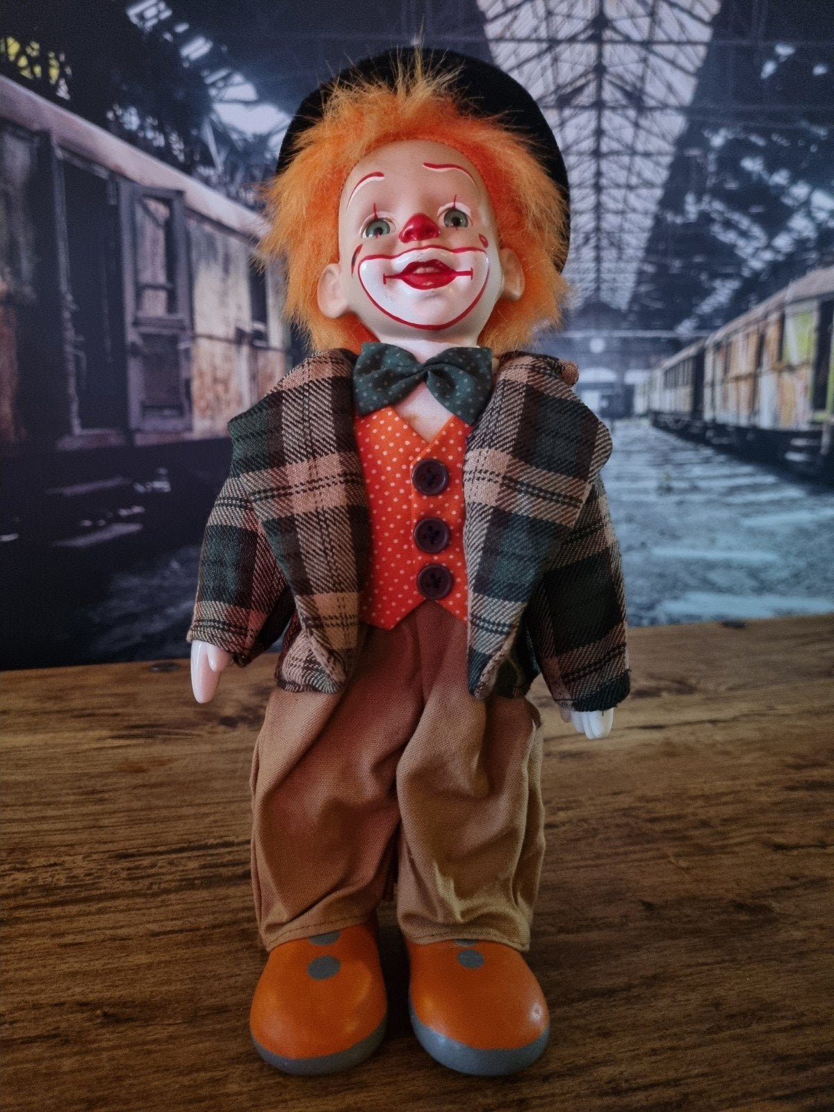 Vrolijke Clown Pop met Oranje Haar en Geruite Jas, Verzamelen, Poppen, Ophalen of Verzenden, Gebruikt, Pop
