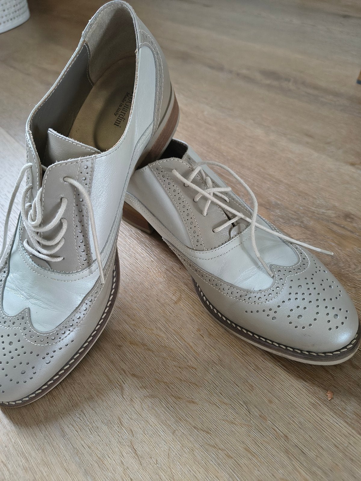NeroGiardini Brogues - Beige/Wit - Maat 39, Schoenen met lage hakken, Verzenden, Beige, Zo goed als nieuw