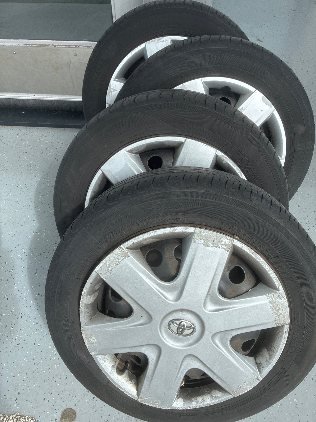 Toyota 15 inch zomerbanden met wieldoppen, Auto diversen, Ophalen