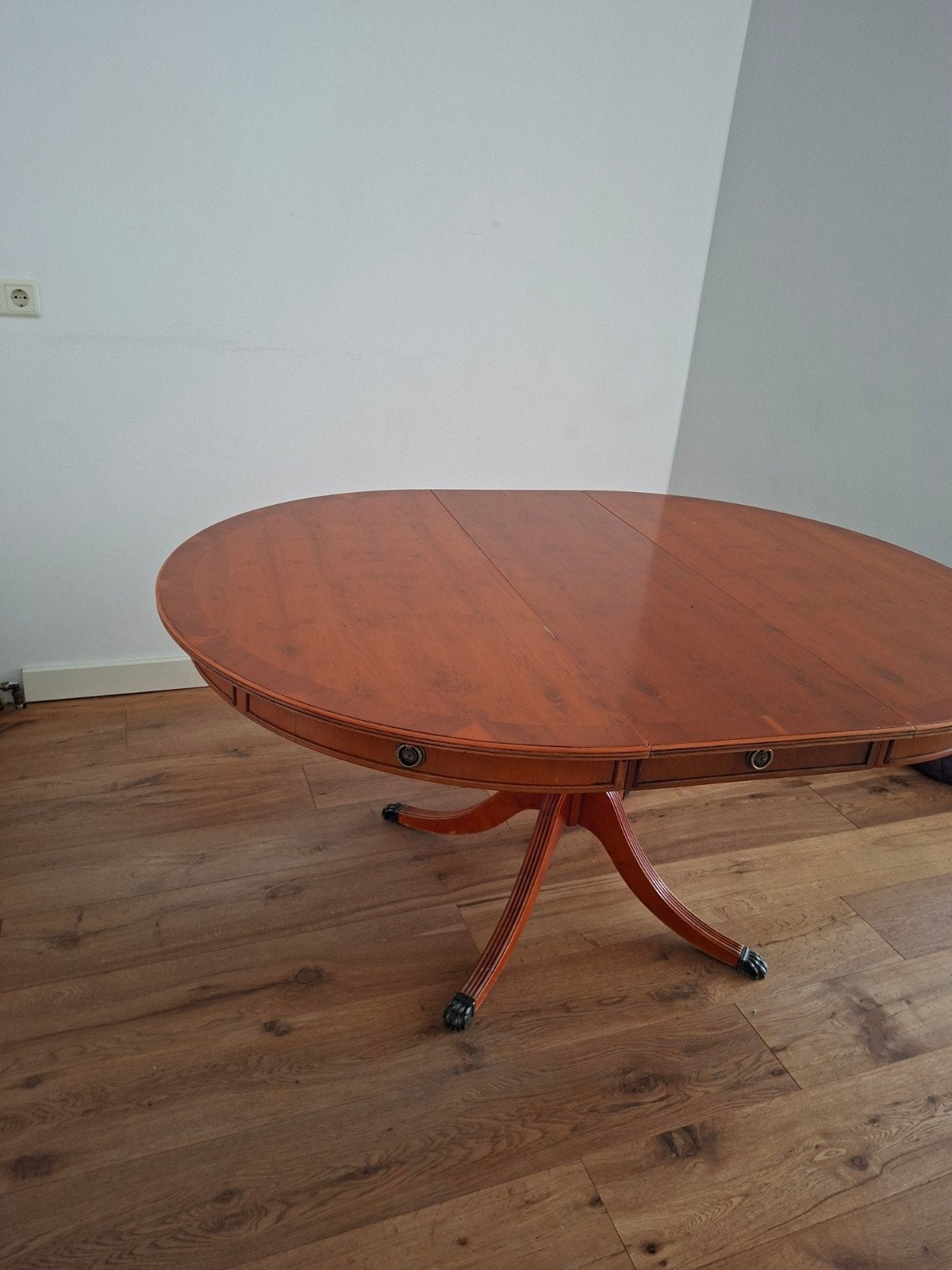 Klassieke uitschuifbare eettafel van taxus hout, Antiek en Kunst, Antiek | Meubels | Tafels, Ophalen of Verzenden