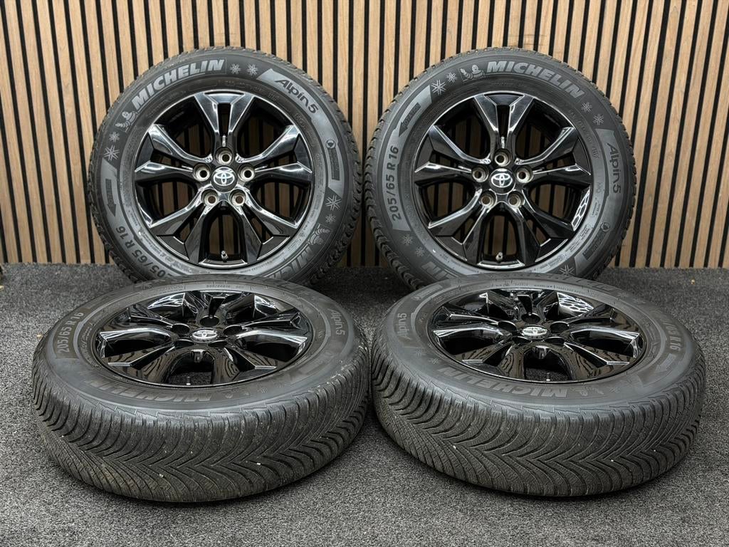 Originele 16 inch Toyota Yaris Cross 5x114.3 ET45 Michelin, Ophalen, 16 inch, ., Banden en Velgen