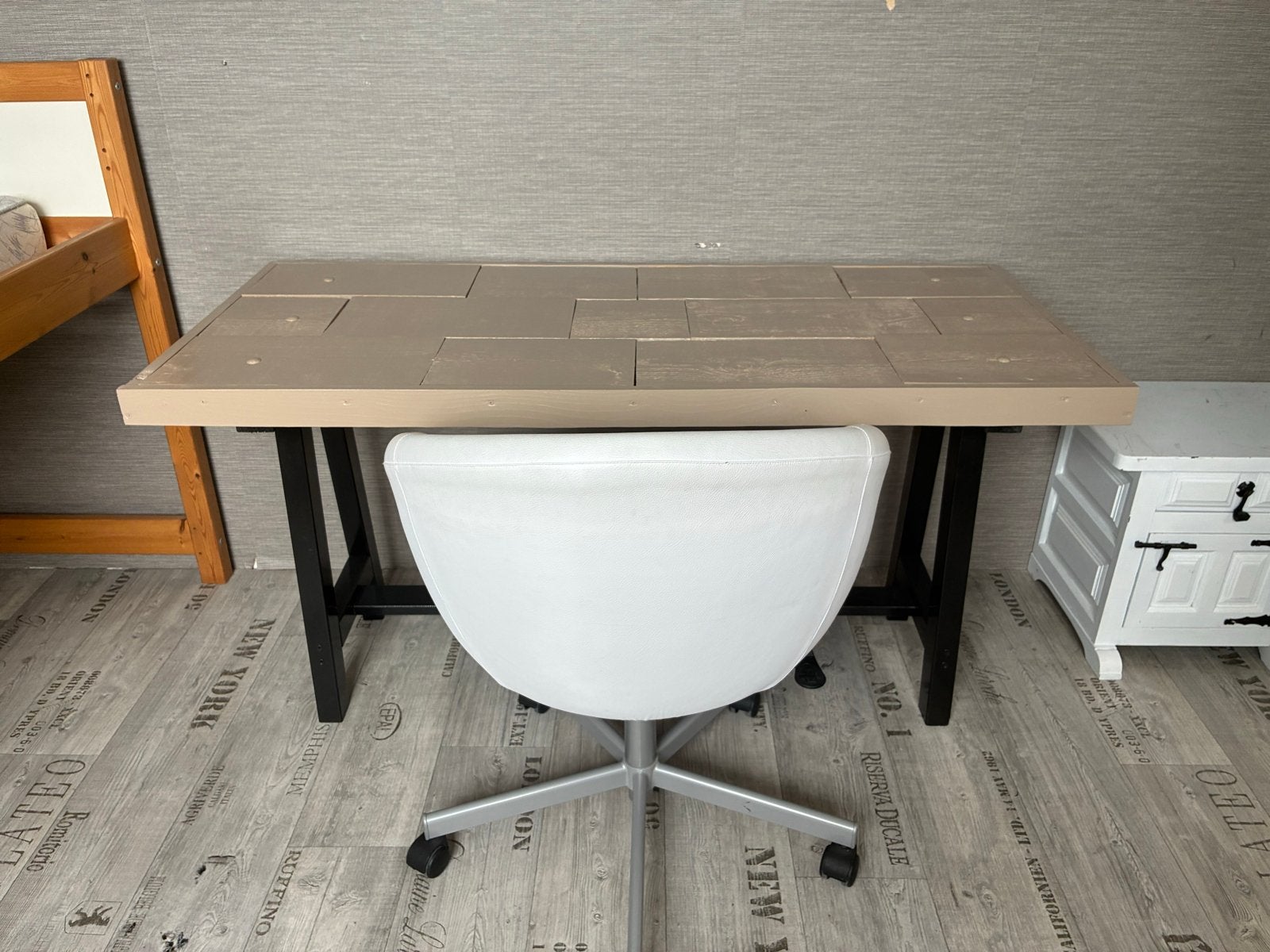 bureau met houten blad en onderstel + ikea bureaustoel, Gebruikt, Hout, Bruin, Ophalen of Verzenden