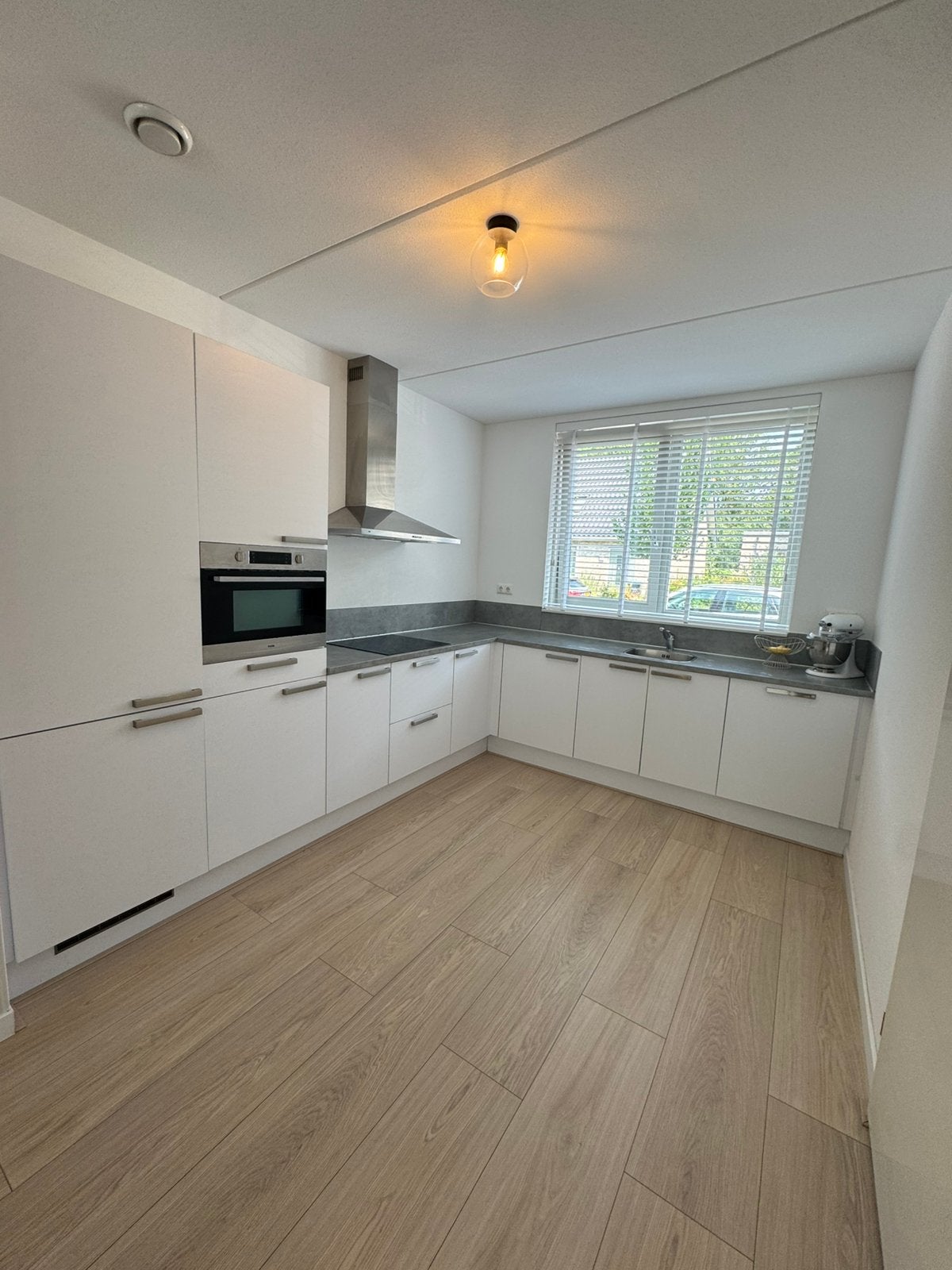 Moderne keuken te koop – 4 jaar oud – Compleet, Huis en Inrichting, Keuken | Complete keukens, Ophalen, Wit, Overige typen, Zo goed als nieuw