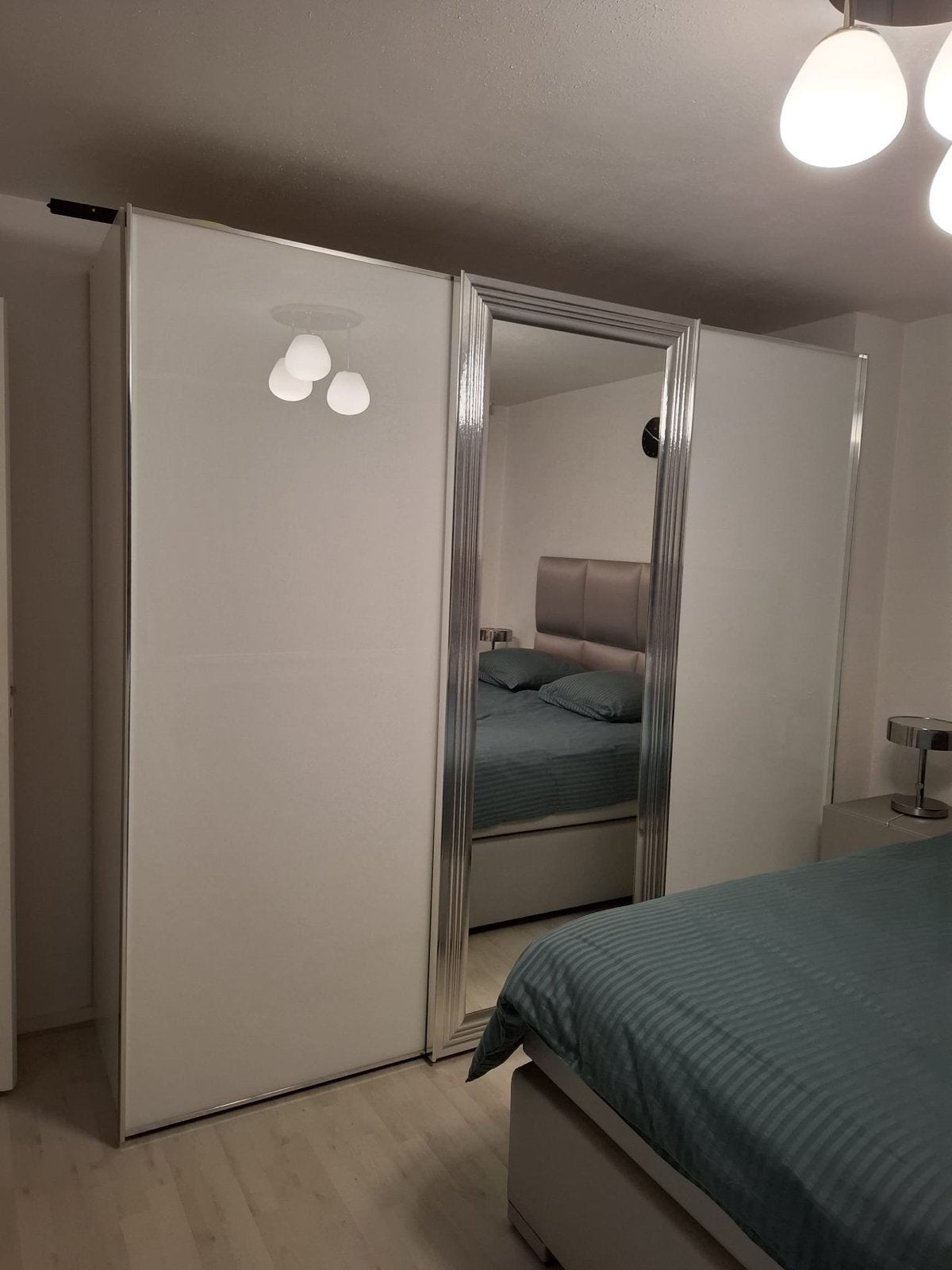 Moderne slaapkamer set: kledingkast, bed, nachtkastjes, Ophalen of Verzenden, Zo goed als nieuw, Tweepersoons