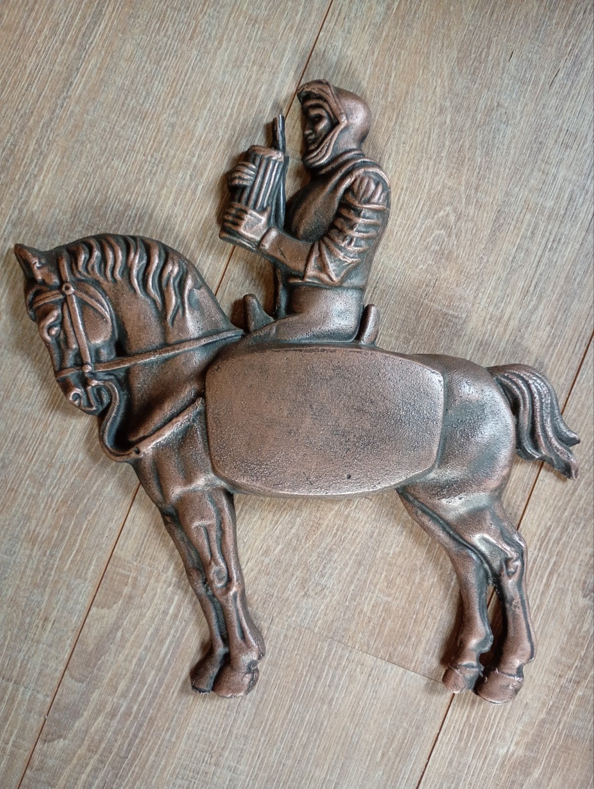 Decoratief paard met ruiter - gietijzeren wanddecoratie, Ophalen of Verzenden