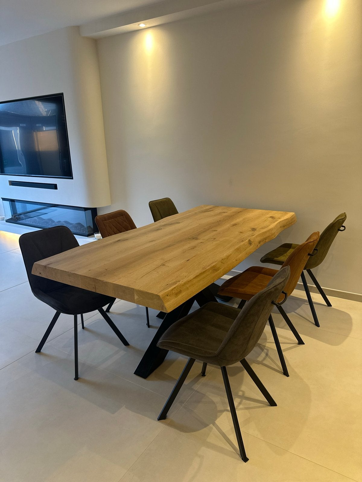 Foto 3 van Massief Eiken eettafel + 6 eetkamerstoelen