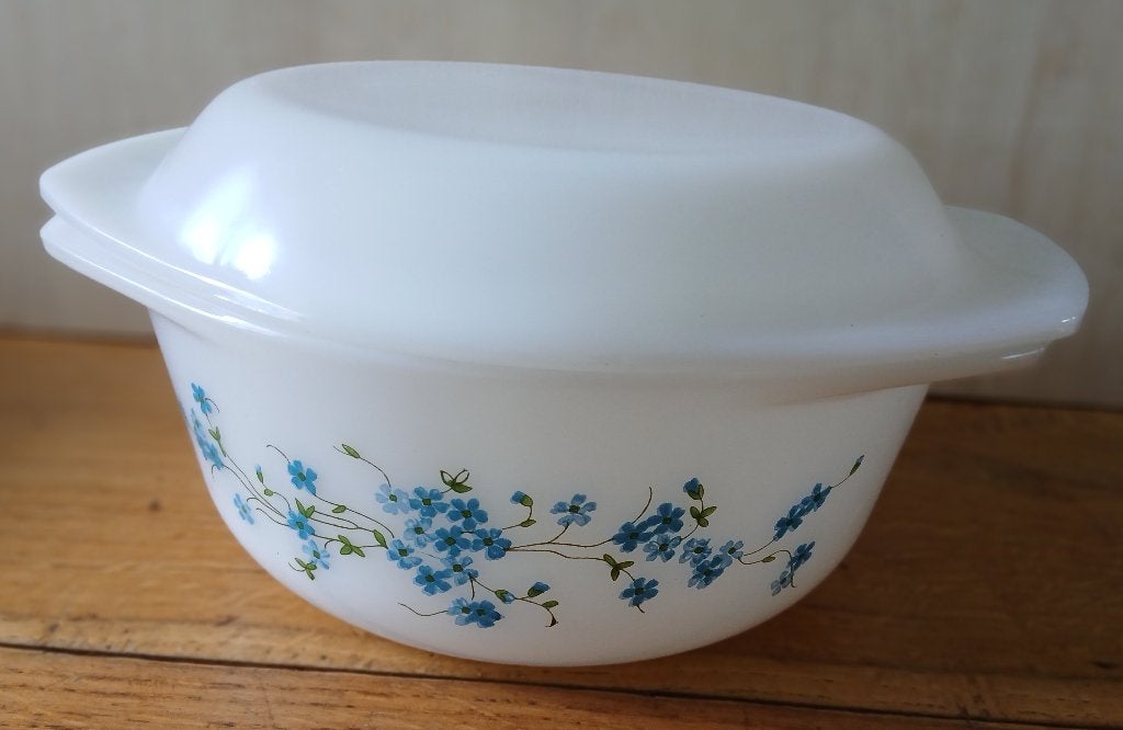 Arcopal France Veronica melkglas dekschaal met deksel., Overige merken, Ophalen of Verzenden, Overige stijlen, Glas