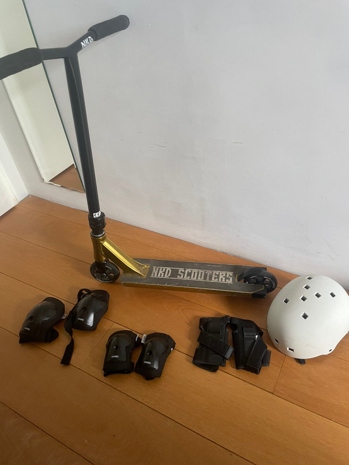 NKD stuntstep incl. Helm pols, knie en elleboog beschermers, Ophalen, Zo goed als nieuw, Gewone step