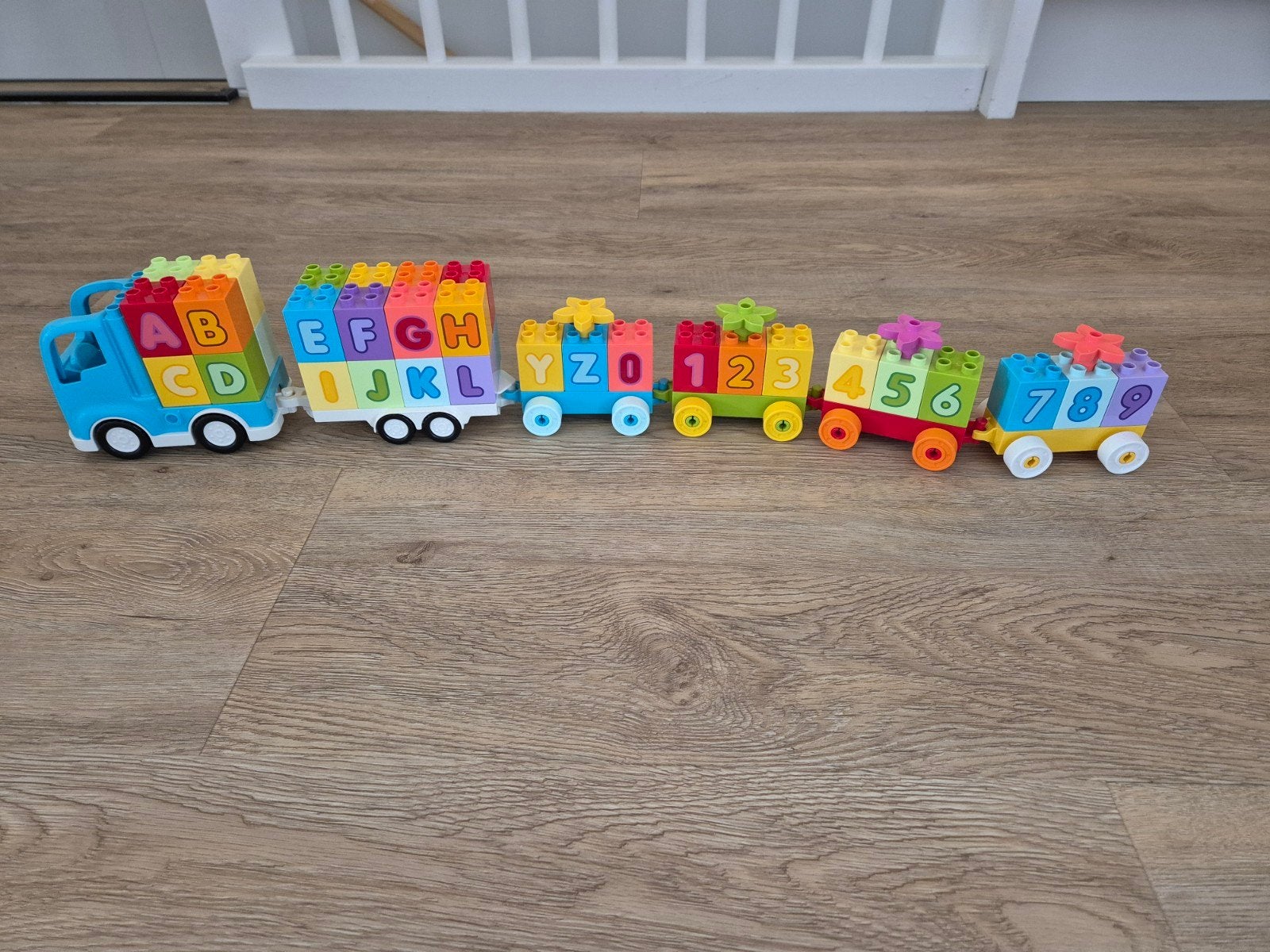 Duplo blokken trein met letters en cijfers
