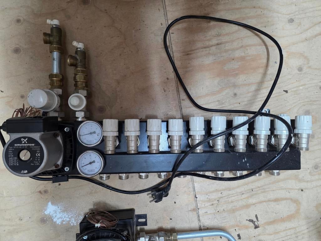Grundfos vloerverwarming verdeler, Doe-het-zelf en Verbouw, Verwarming en Radiatoren, Ophalen, Minder dan 30 cm, Overige typen