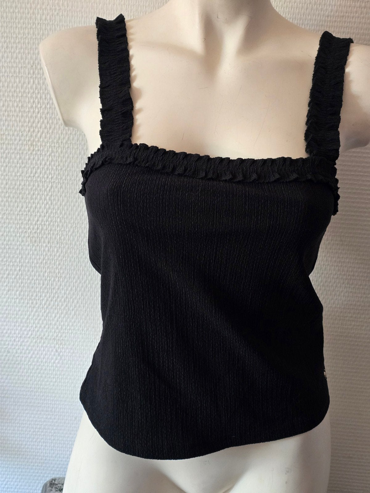 Melting Stockholm Zwarte Ruffle Singlet Maat M, Kleding | Dames, Maat 38/40 (M), Zwart, Ophalen of Verzenden, Zo goed als nieuw