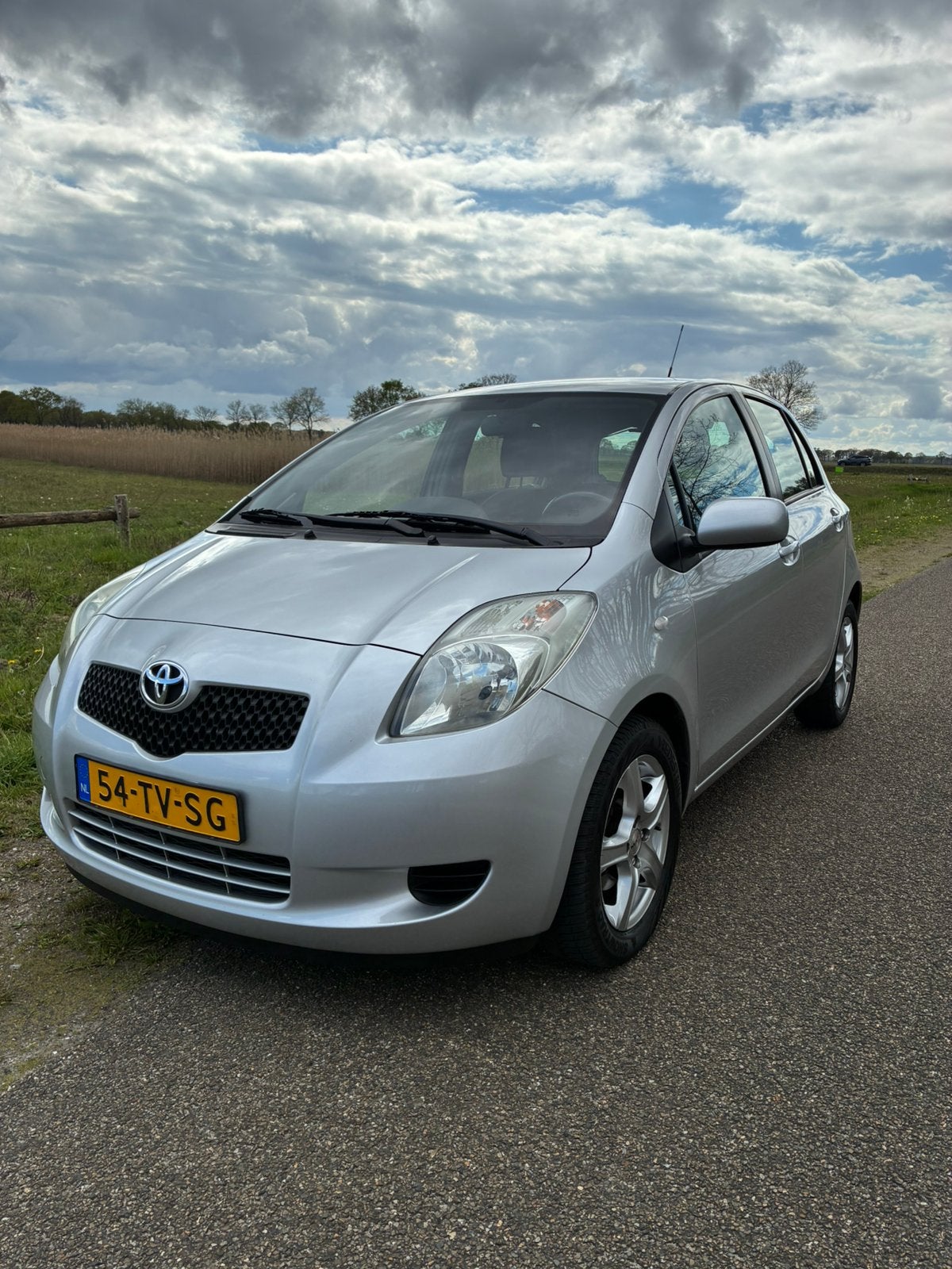 Toyota Yaris 1.3 16V automaat airco dealer onderhouden, Auto's, 40 €/maand, 750 kg, 4 cilinders, Origineel Nederlands