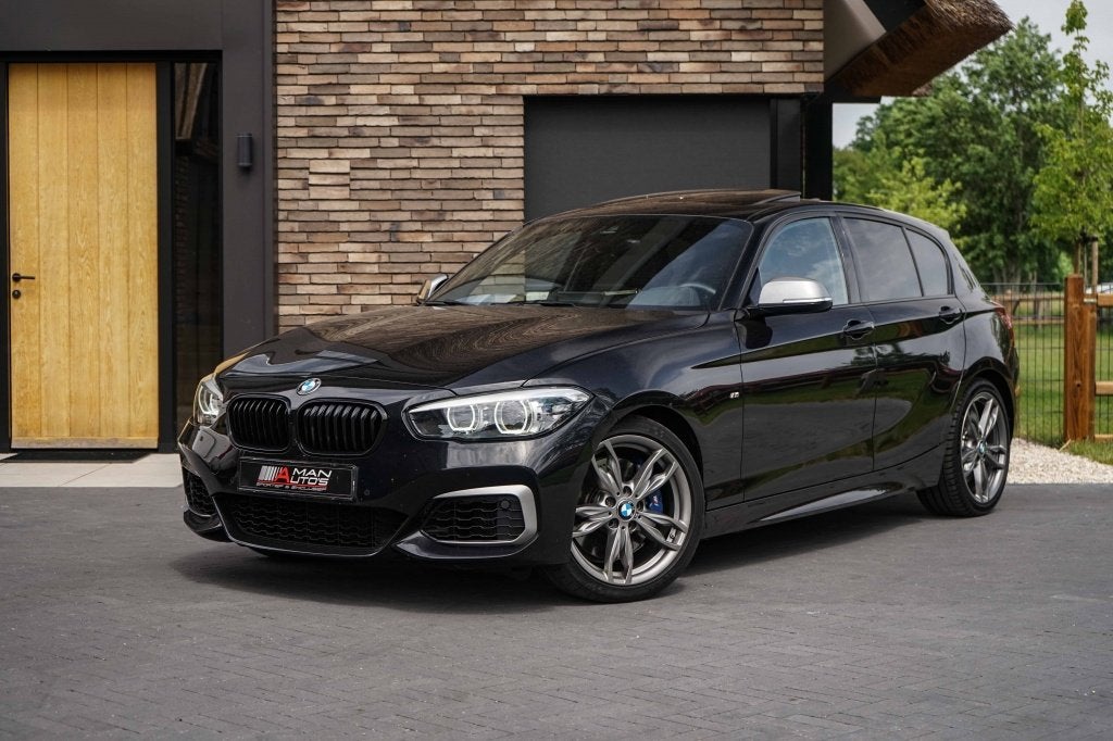 BMW 1-serie M140i xDrive Special Edition Akrapovic, Auto's, Gebruikt, Euro 6, Zwart, Bedrijf