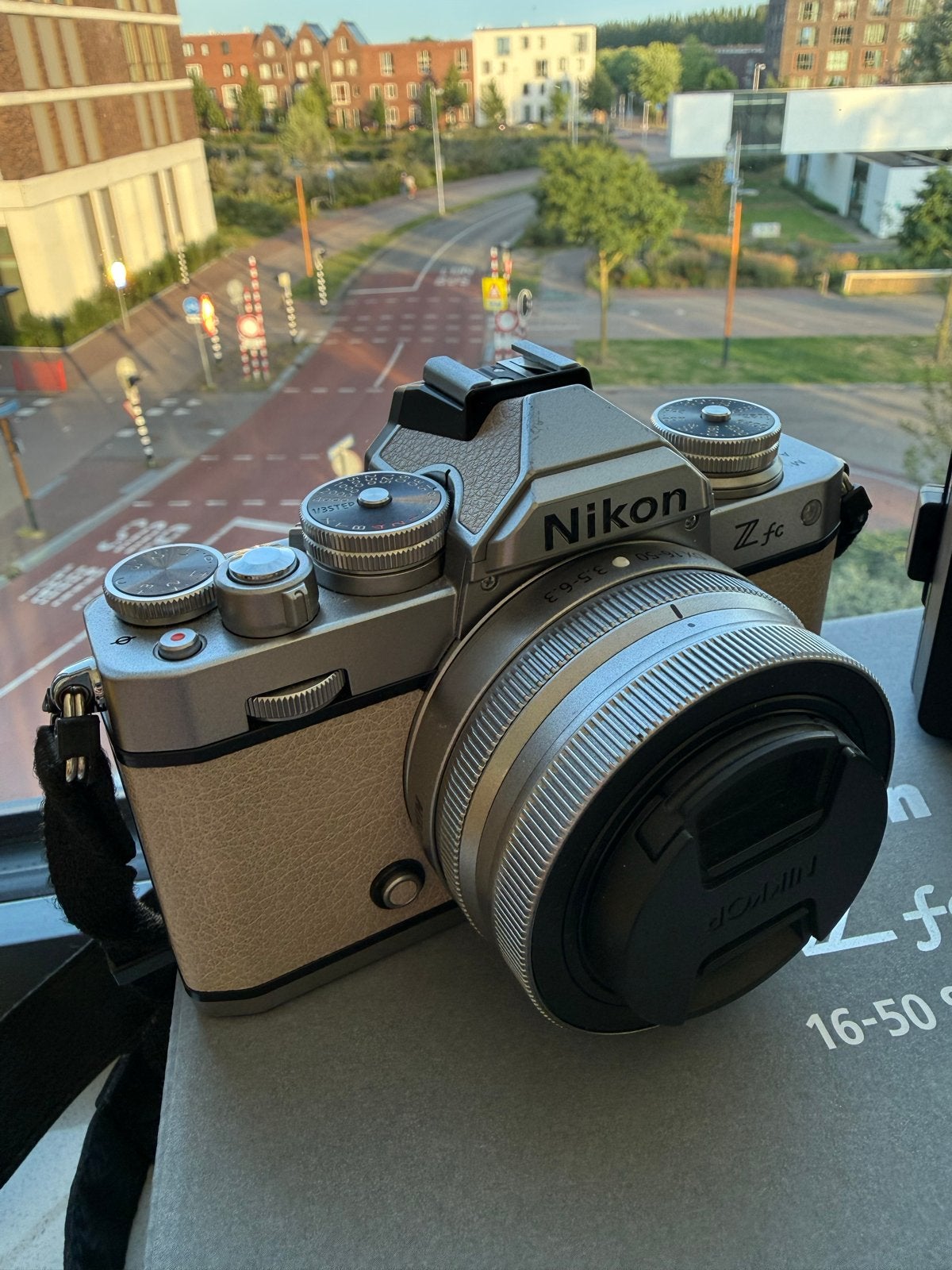 Nikon Z fc + 16-50 kitlens - Zo goed als nieuw, Ophalen, Zo goed als nieuw, Accu, Nikon