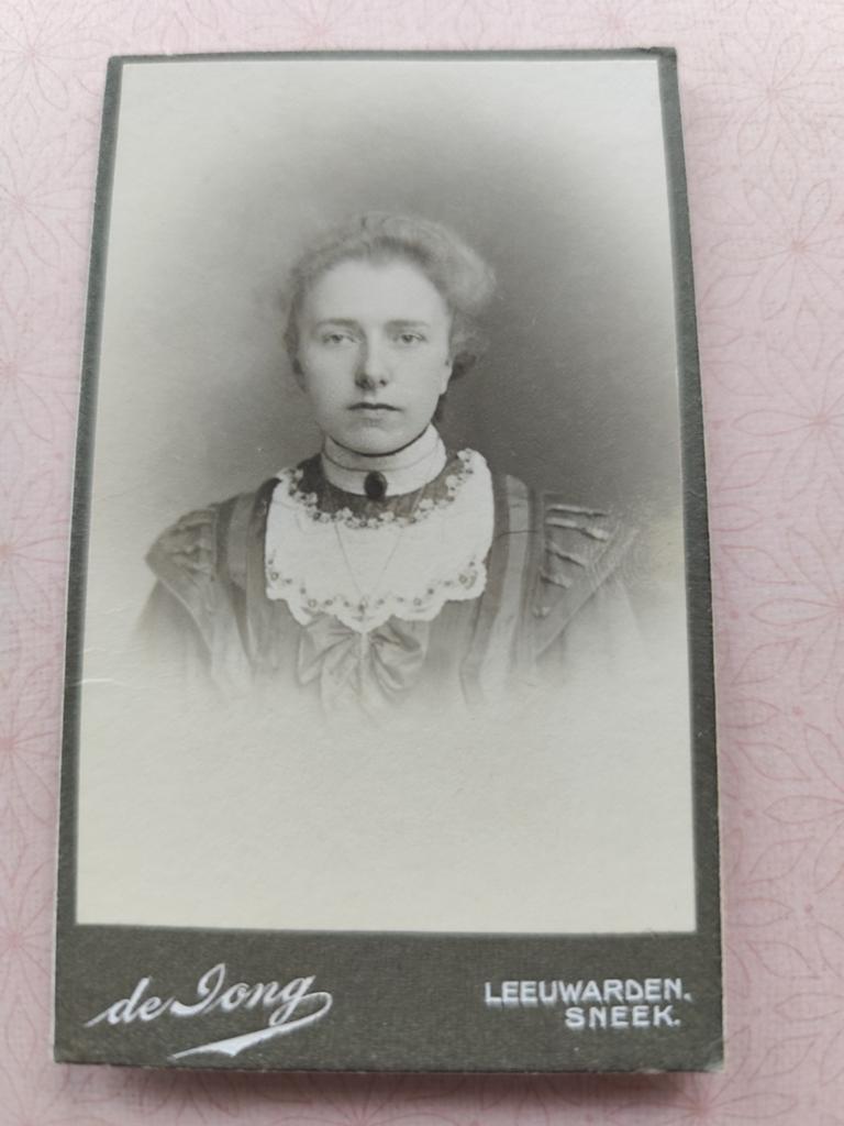 Cdv Vrouw van De Jong, Leeuwarden/Sneek, Ophalen of Verzenden, Voor 1940, Gebruikt, Foto