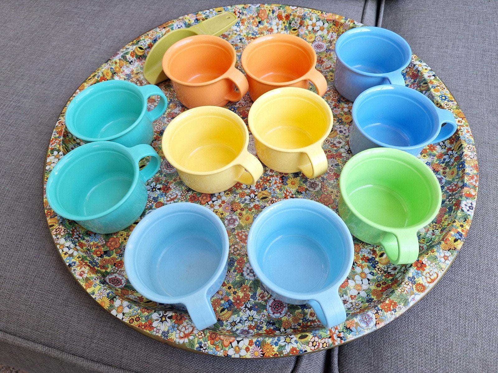 11  Vintage Tupperware kunststof kopjes met dienblad, Ophalen of Verzenden, Gebruikt