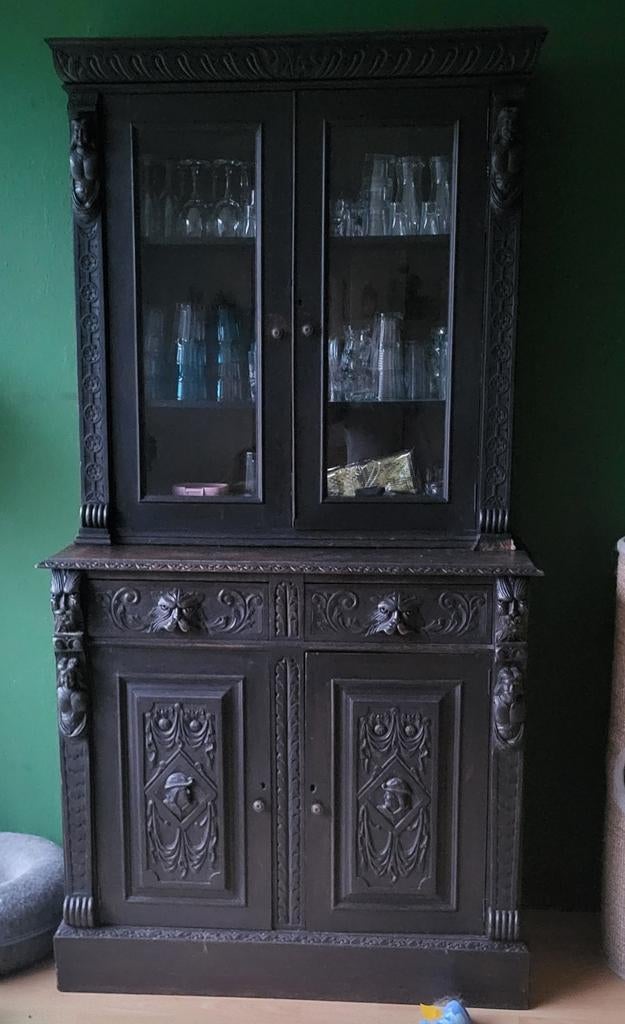 Antieke kast met glas en houtsnijwerk, Ophalen