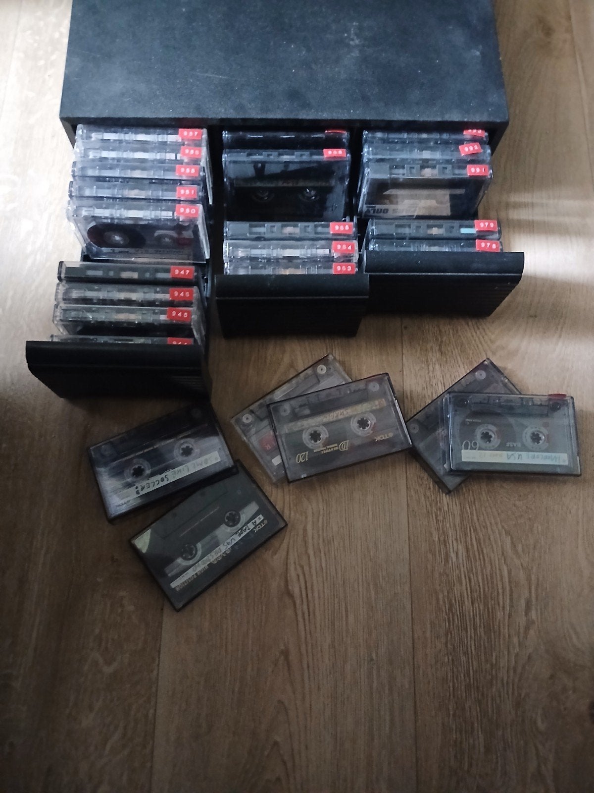 42 cassettebandjes in luxe opbergbox - diverse lengtes, Gebruikt, Overige genres, Ophalen of Verzenden, Voorbespeeld