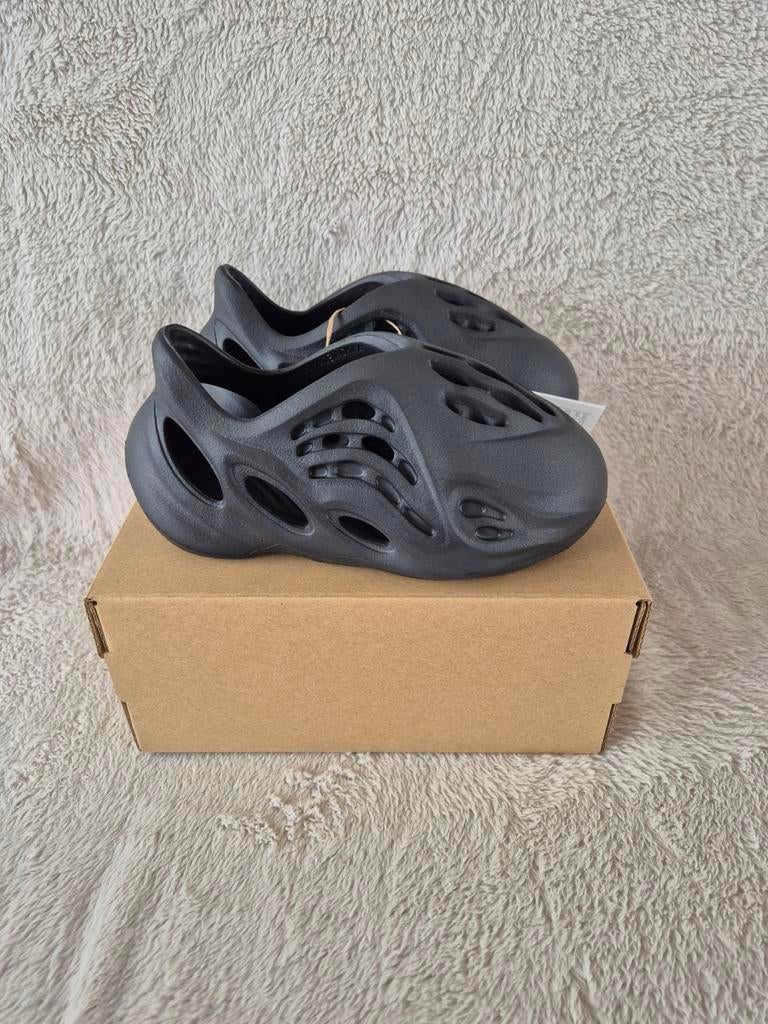 Yeezy Foam Runner Onyx Maat 27, Kinderen en Baby's, Ophalen of Verzenden, Nieuw