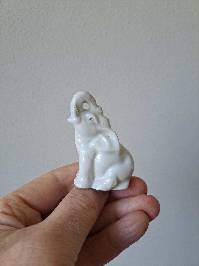Porseleinen Olifantje Zittend - 5x3x7.5cm, Ophalen of Verzenden, Zo goed als nieuw, Wild dier, Beeldje of Figuurtje