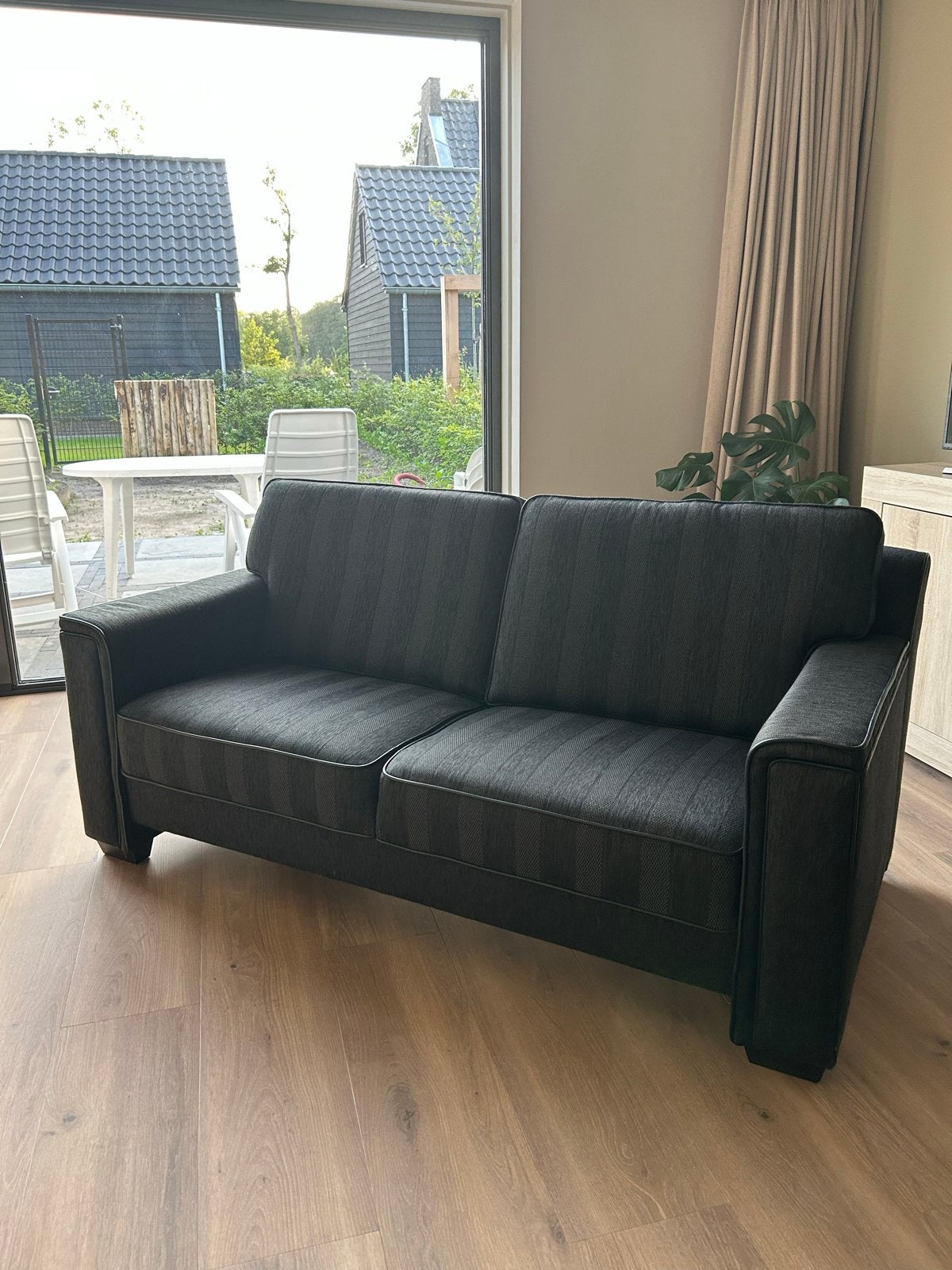 Zo goed als nieuwe antraciete bank - 180cm breed, Huis en Inrichting, Banken | Bankstellen, Ophalen, 150 tot 200 cm, Tweepersoons