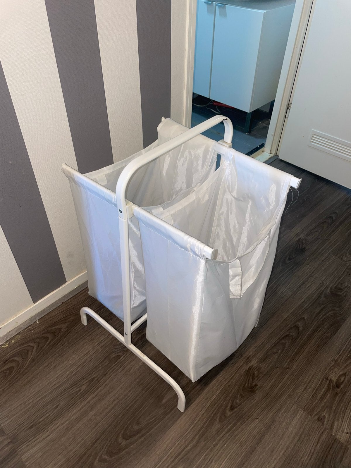 Witte wasmand met 2 vakken, Ophalen, Gebruikt