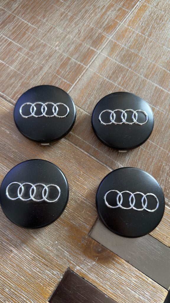 Set van 4 Audi naafdoppen - Zwart met chromen logo, Auto diversen, Verzenden, Zo goed als nieuw