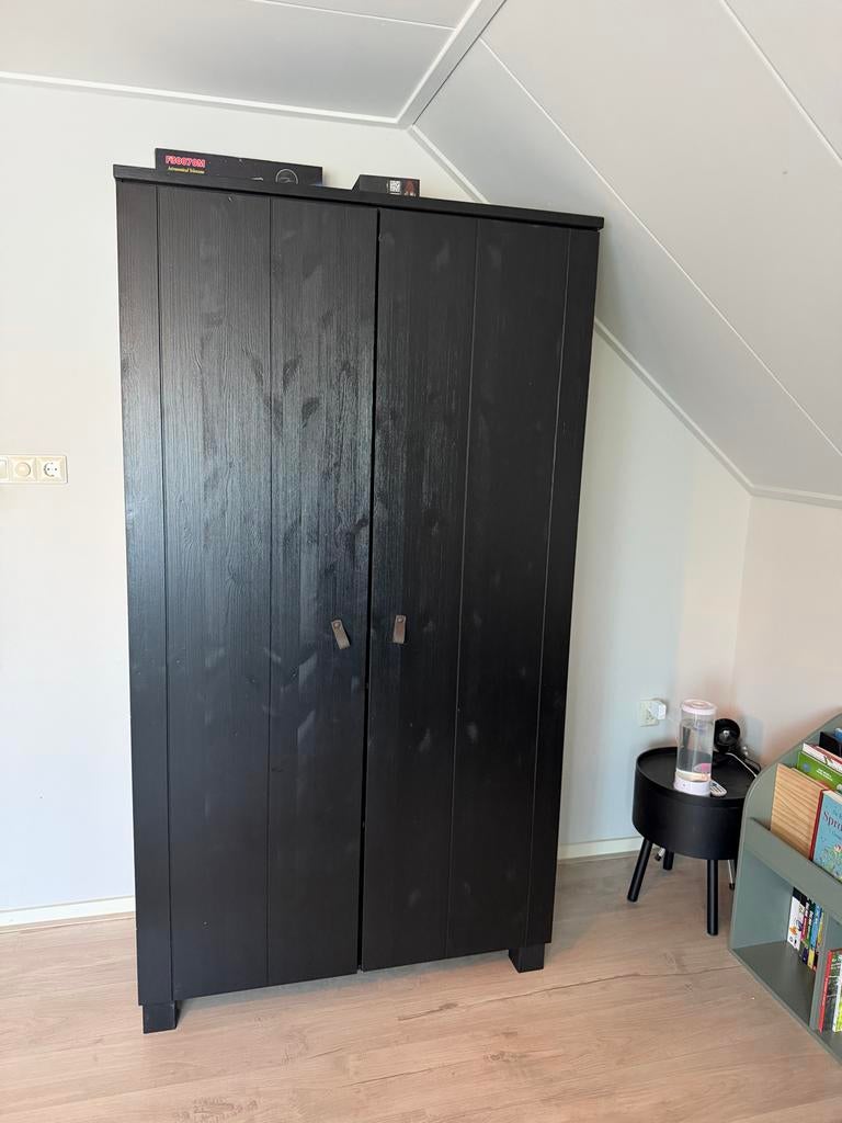 Stoere zwarte kast van WOOOD - Ideaal voor kinderkamer, Huis en Inrichting, Ophalen, Zo goed als nieuw