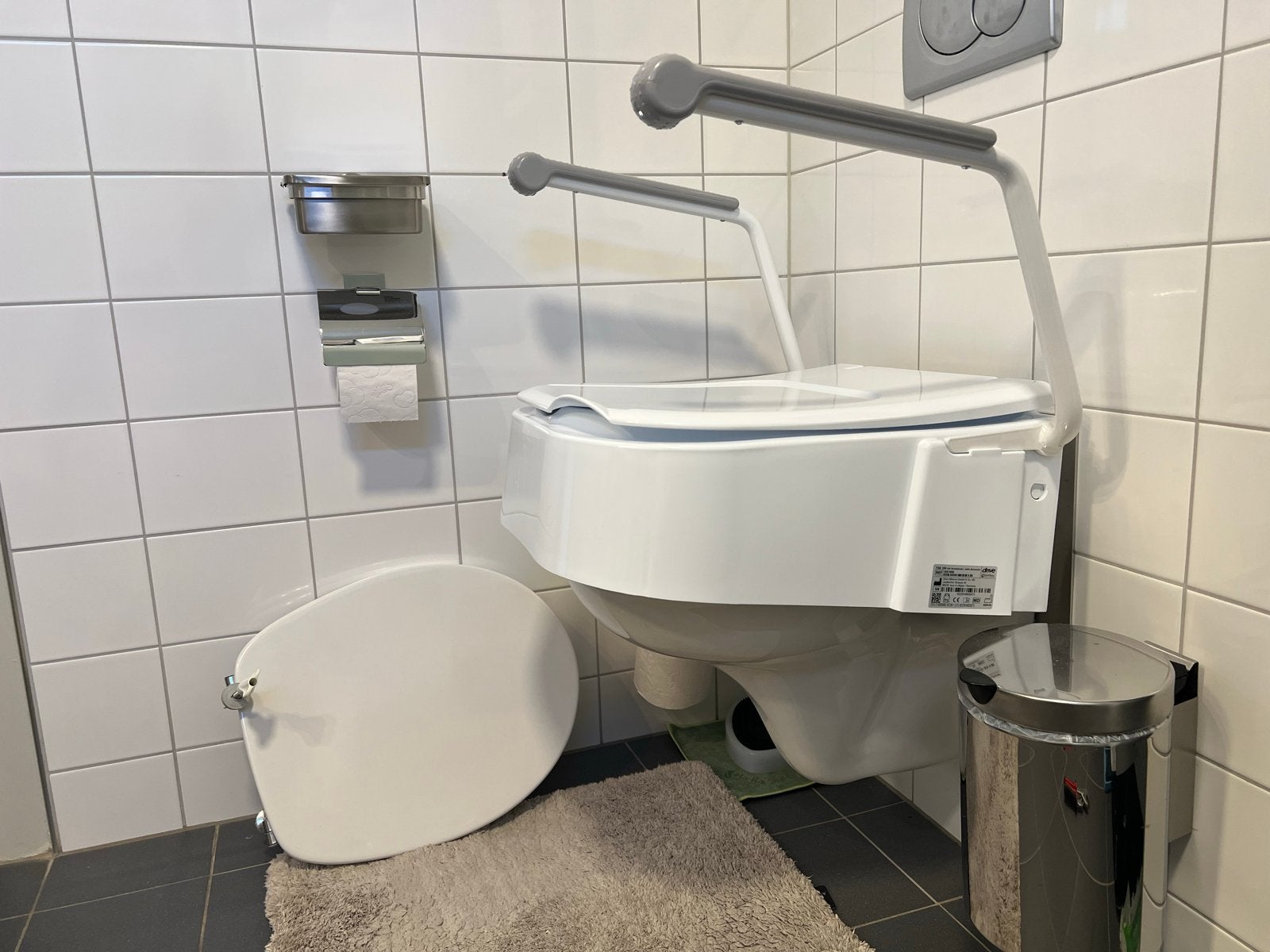 Toilet verhoger met armleuning, Ophalen, Zo goed als nieuw