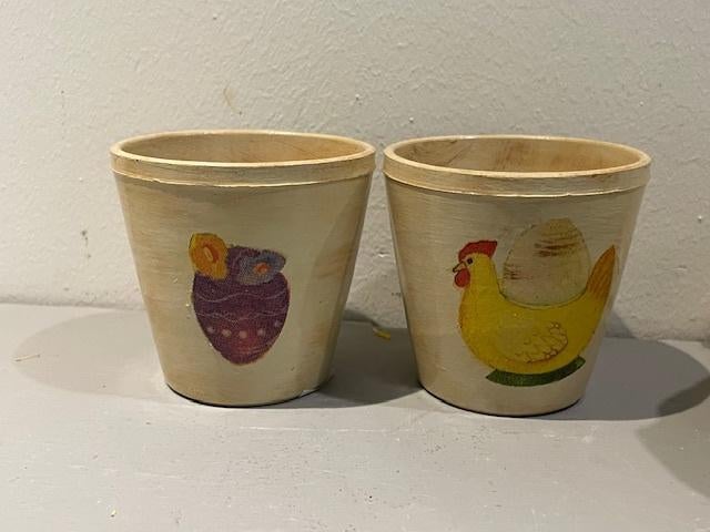 2 x kleine aardewerk potjes. Handbeschilderd Pasen. Haas kip, Ophalen, Zo goed als nieuw