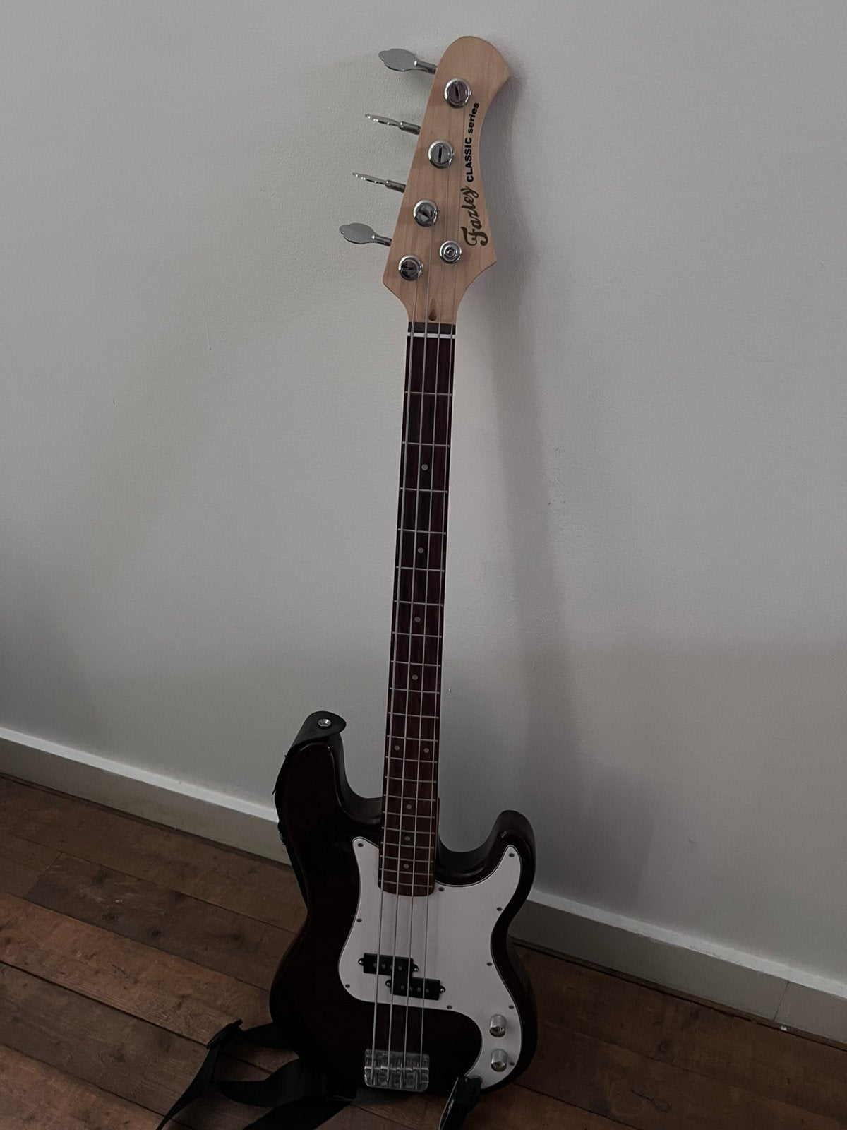 Basgitaar Fazley Classic, Ophalen, Zo goed als nieuw